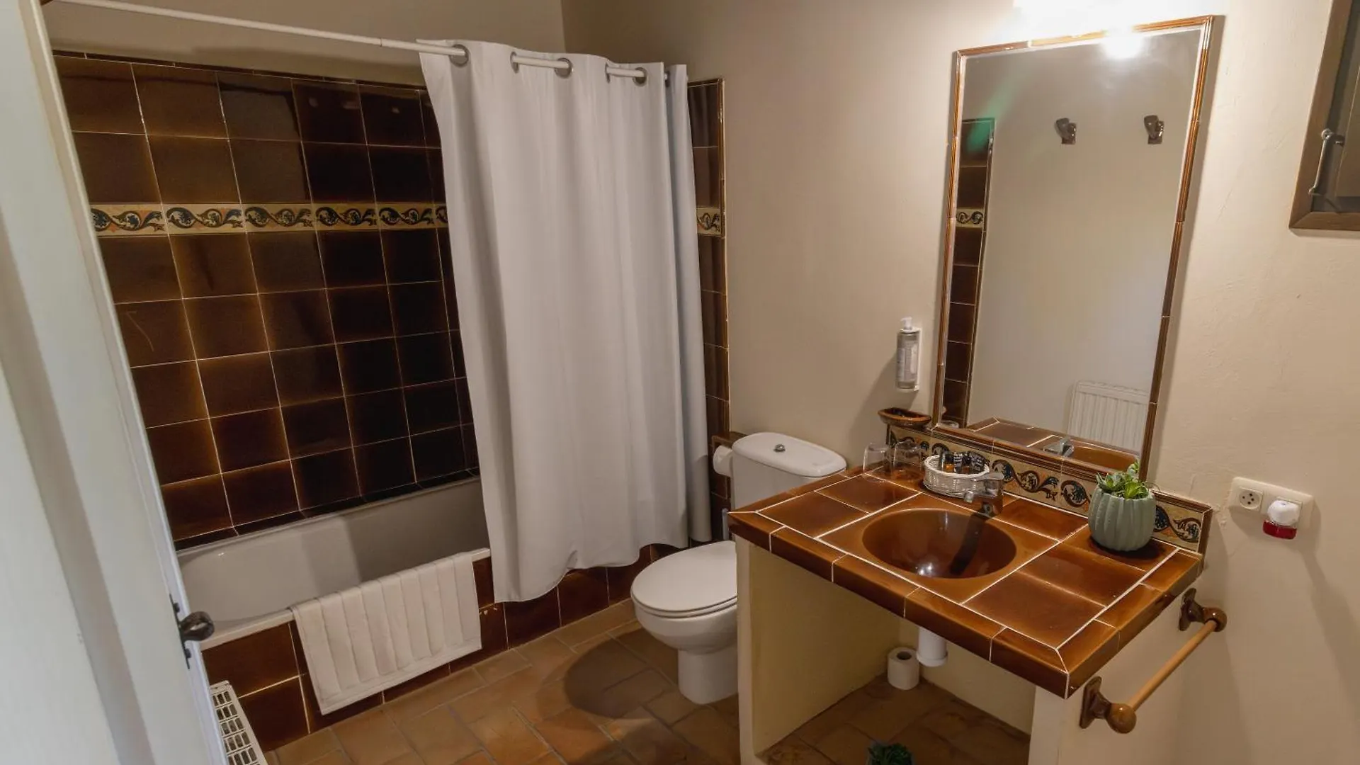 Hostal La Riera De ペラタリャーダ